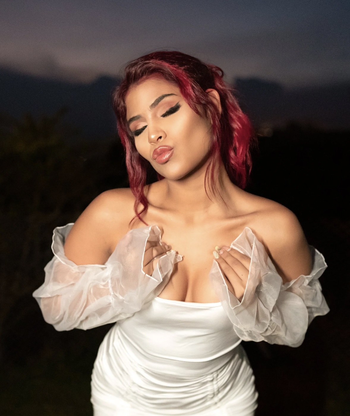 Leidy outdoors, natural light